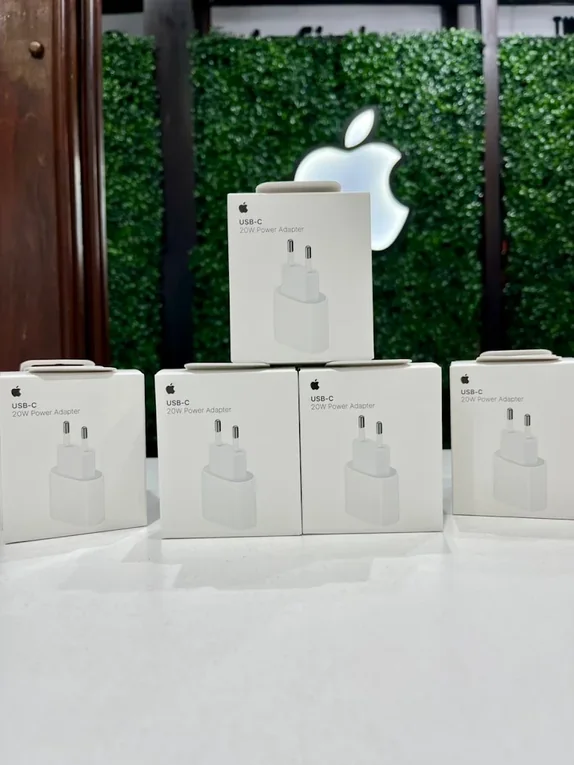 Cargadores originales de Apple en caja