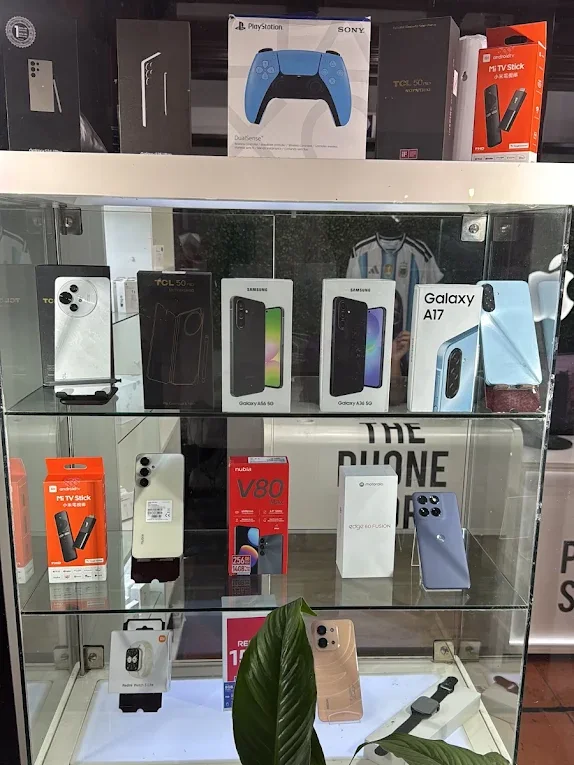 Vitrina con celulares en exhibición